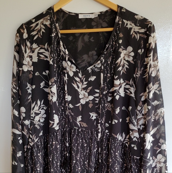 Ladies tops never worn. - Picture 2 of 2